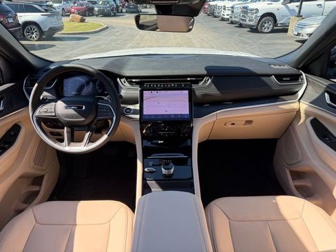 New 2025 Jeep Grand Cherokee Limited image 35