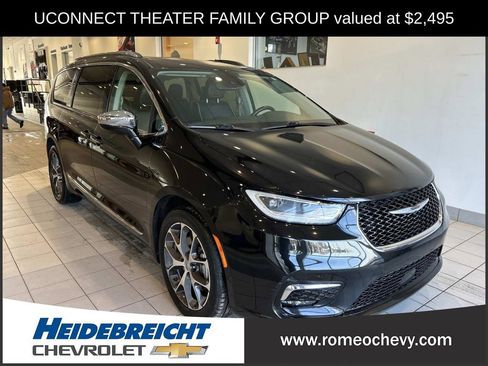 Used 2021 Chrysler Pacifica Limited w/ Uconnect Theater Family Group image 1