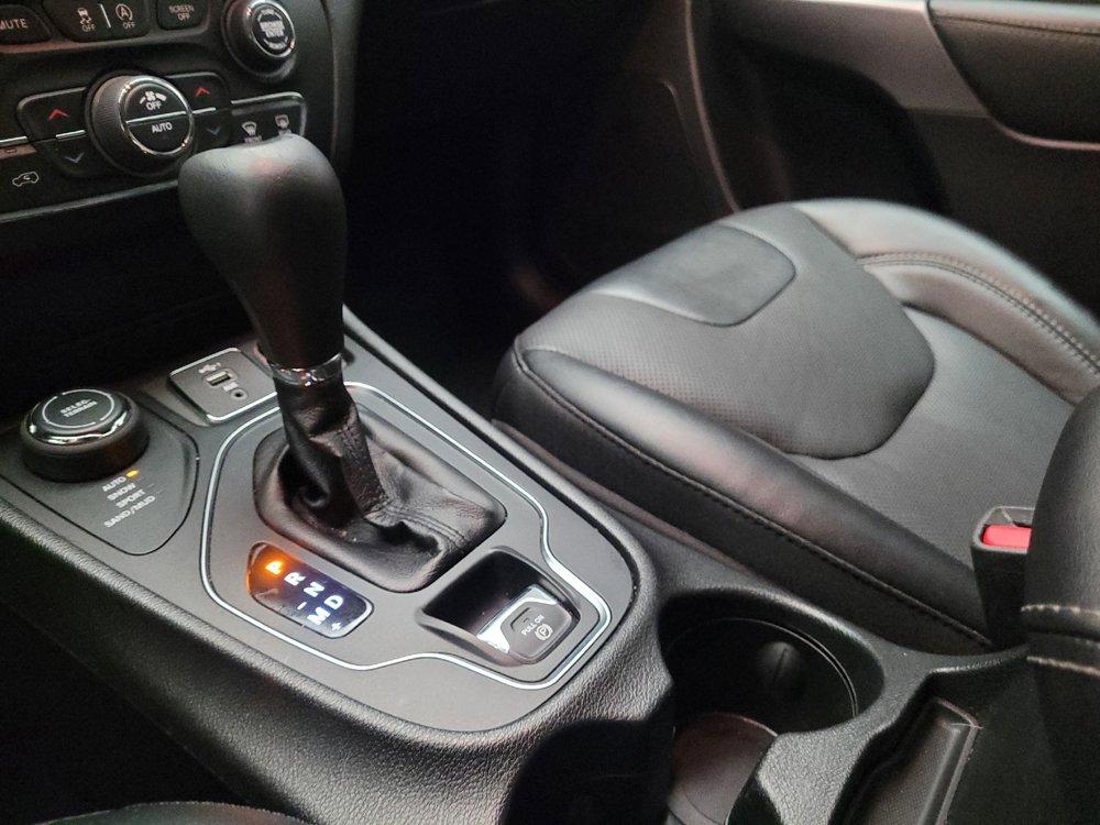 Used 2022 Jeep Cherokee Latitude Lux w/ Sun & Sound Group AWD/4WD image 26