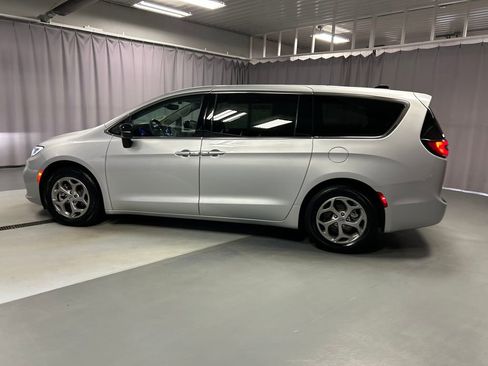 Used 2024 Chrysler Pacifica Limited image 4