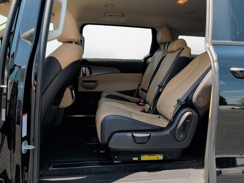 Used 2024 Kia Carnival LX FWD image 16