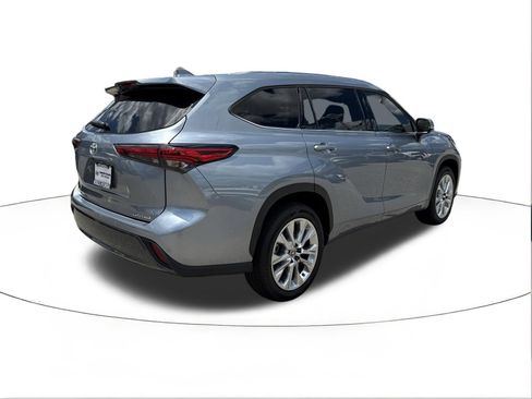 Used 2022 Toyota Highlander Limited FWD image 3
