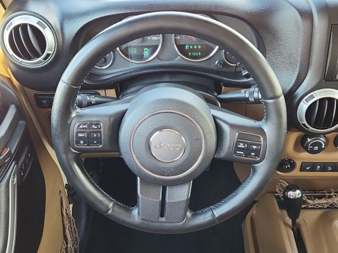 Used 2011 Jeep Wrangler Unlimited Rubicon w/ Dual Top Group AWD/4WD image 18