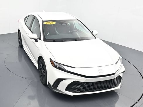 Used 2025 Toyota Camry SE w/ Convenience Package FWD image 24