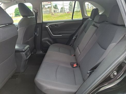 Used 2021 Toyota RAV4 LE AWD/4WD image 10