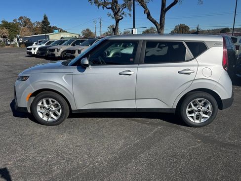 Used 2020 Kia Soul S image 2