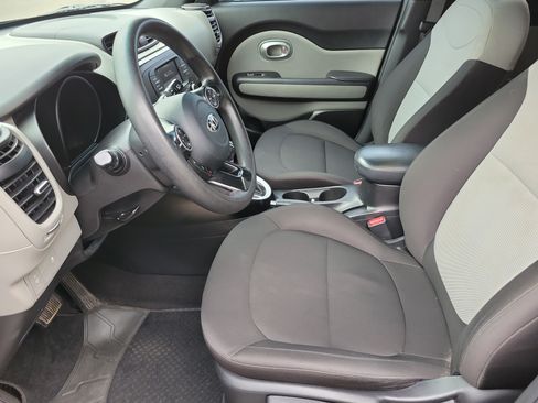 Used 2019 Kia Soul FWD image 3