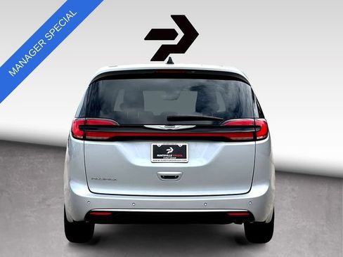 Used 2024 Chrysler Pacifica Touring-L FWD image 7