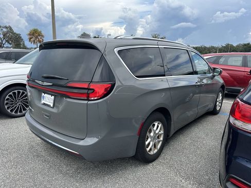 Used 2021 Chrysler Pacifica Touring-L FWD image 3