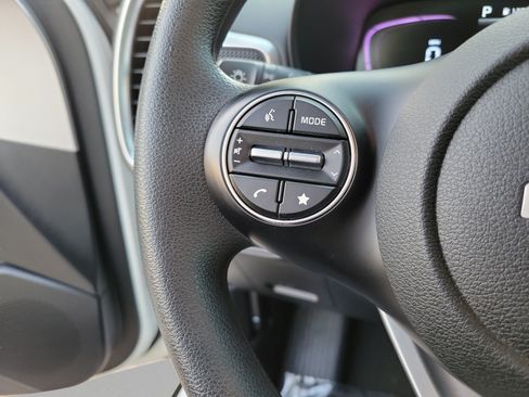 Used 2025 Kia Soul LX w/ LX Technology Package FWD image 25