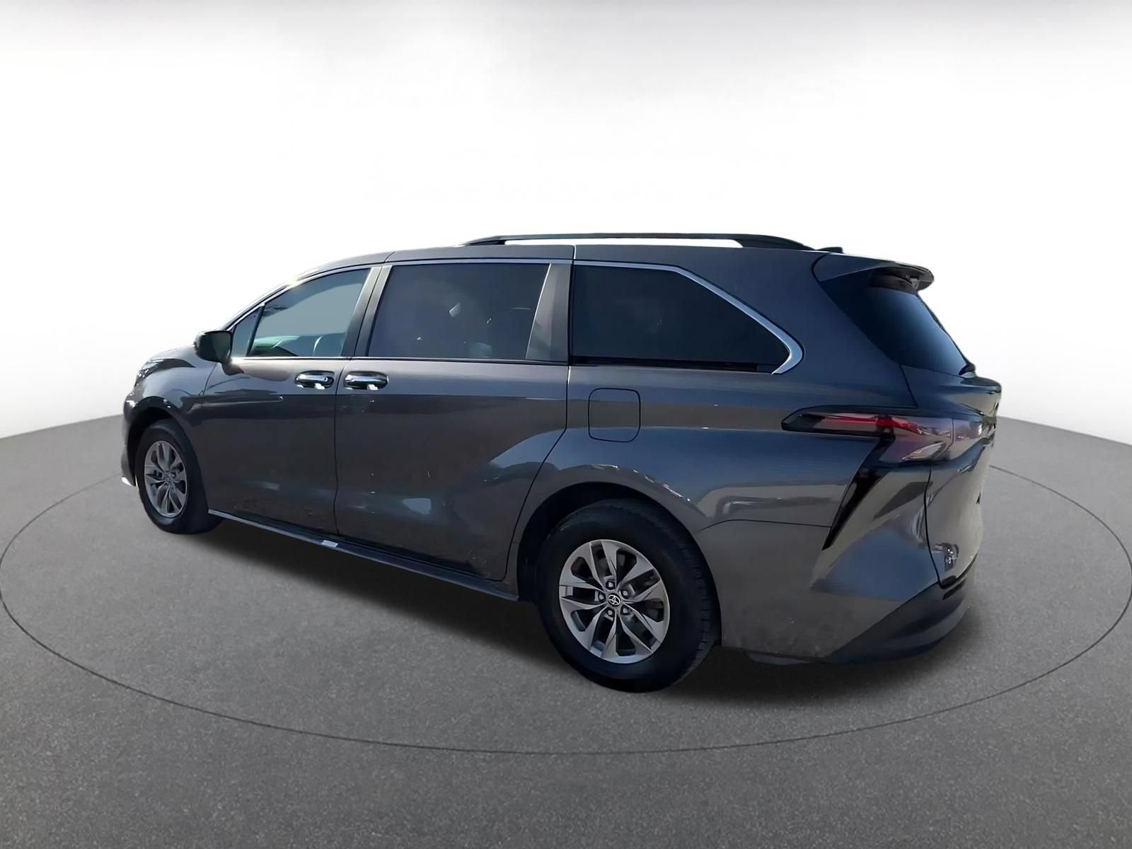 Used 2025 Toyota Sienna XLE FWD image 9