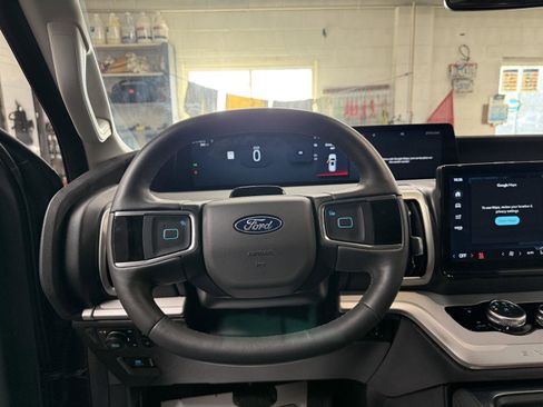 Used 2025 Ford Expedition Active AWD/4WD image 14