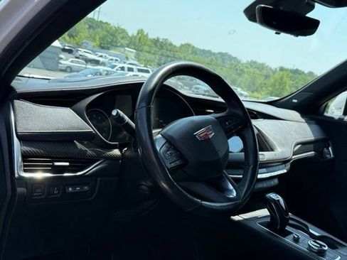Used 2019 Cadillac XT4 Sport FWD image 3