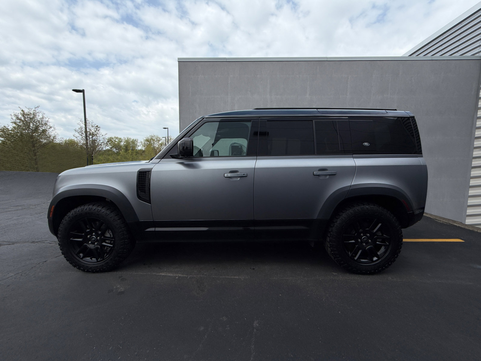 Used 2022 Land Rover Defender 110 X-Dynamic SE AWD/4WD image 2