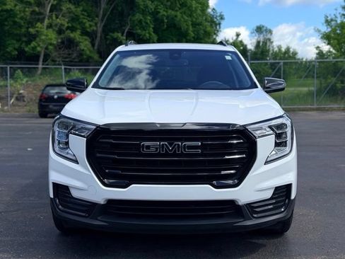 Used 2023 GMC Terrain SLE w/ Driver Convenience Package FWD image 3