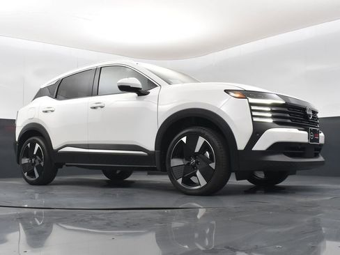 New 2025 Nissan Kicks SR image 36