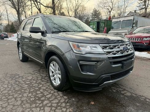 Used 2018 Ford Explorer XLT image 3