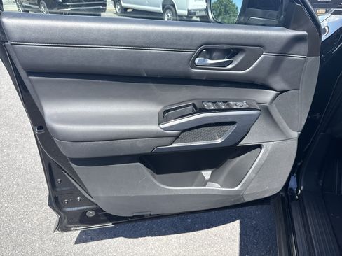 Used 2025 Nissan Pathfinder SL AWD/4WD image 16