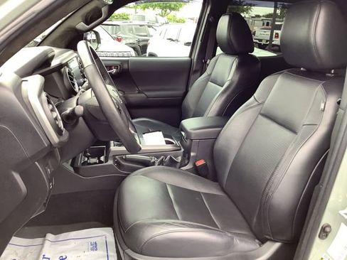 Used 2022 Toyota Tacoma TRD Sport w/ TRD Premium Sport Package AWD/4WD image 8