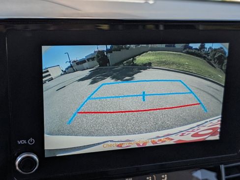 Used 2025 Toyota Sienna LE image 7