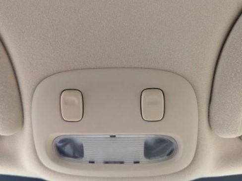 Used 2011 Lincoln Town Car Signature Limited image 38