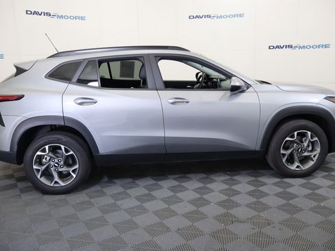 Used 2024 Chevrolet Trax LT w/ Sunroof Package image 5