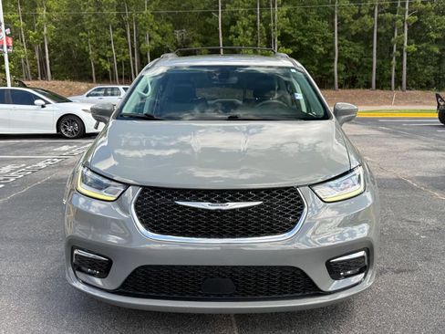 Used 2022 Chrysler Pacifica Touring-L FWD image 5