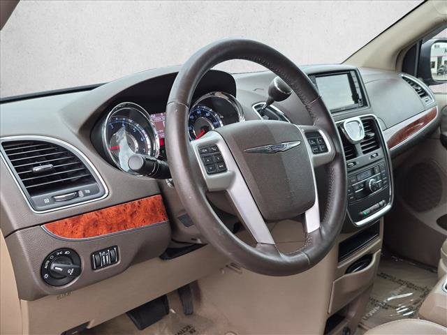Used 2015 Chrysler Town & Country Touring FWD image 10