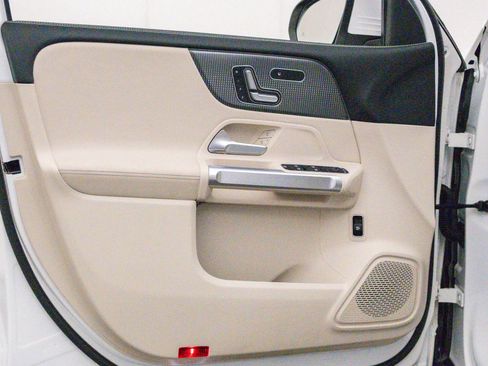 Used 2020 Mercedes-Benz GLB 250 4MATIC image 13