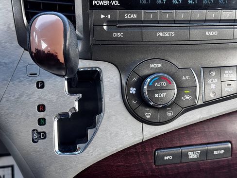 Used 2011 Toyota Sienna XLE FWD image 20