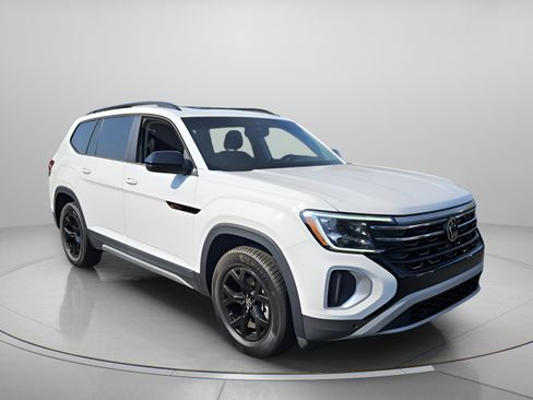 Certified 2024 Volkswagen Atlas Peak Edition SE AWD/4WD image 7