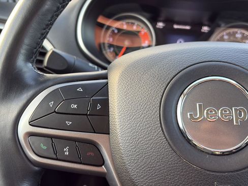 Used 2019 Jeep Cherokee Limited image 10