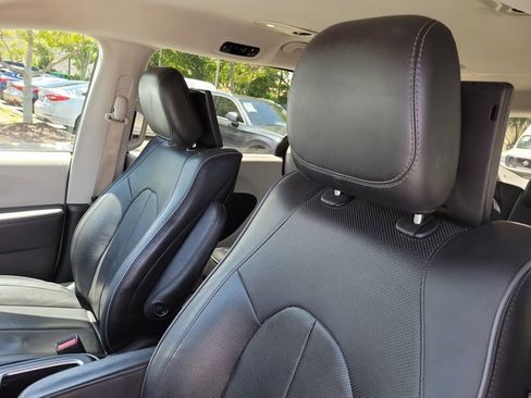 Used 2018 Chrysler Pacifica Limited w/ Advanced Safetytec Group FWD image 23