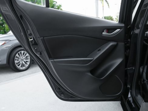 Used 2014 MAZDA MAZDA3 i Sport image 29