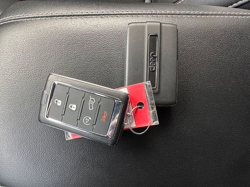 Used 2023 Jeep Grand Cherokee Altitude image 8