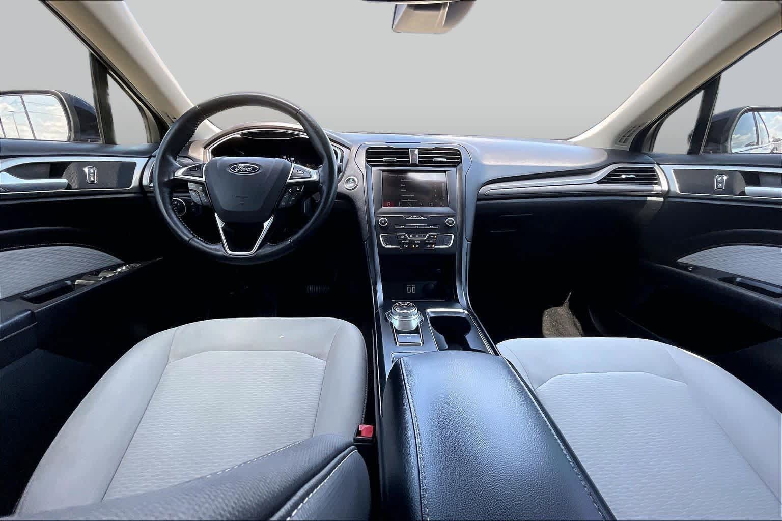 Used 2019 Ford Fusion SE w/ Equipment Group 151A FWD image 16