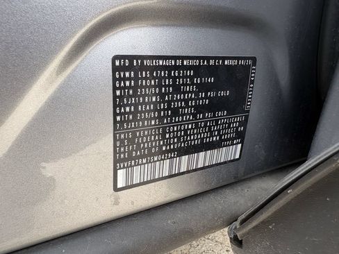 Used 2025 Volkswagen Tiguan SE FWD image 29