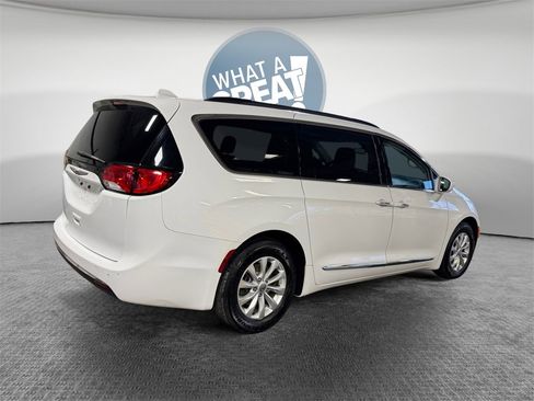 Used 2017 Chrysler Pacifica Touring-L image 3