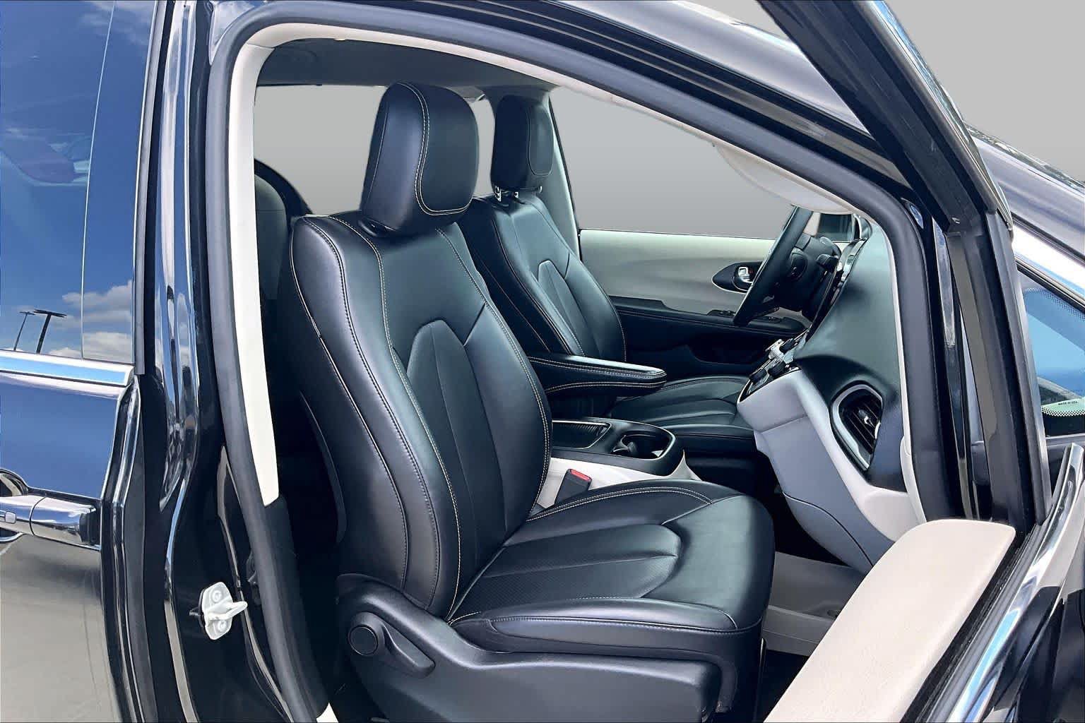 Used 2023 Chrysler Pacifica Touring-L FWD image 9