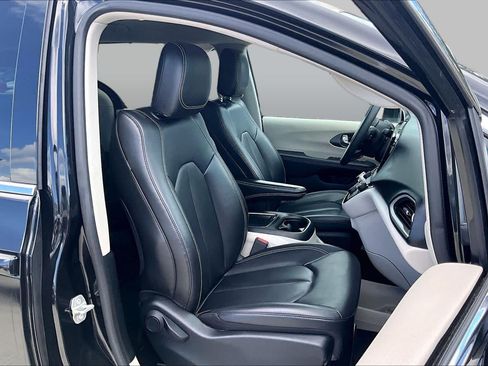 Used 2023 Chrysler Pacifica Touring-L FWD image 9