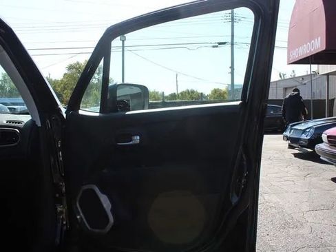 Used 2015 Jeep Renegade Latitude w/ Popular Equipment Group image 21