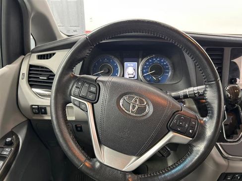 Used 2015 Toyota Sienna XLE image 21
