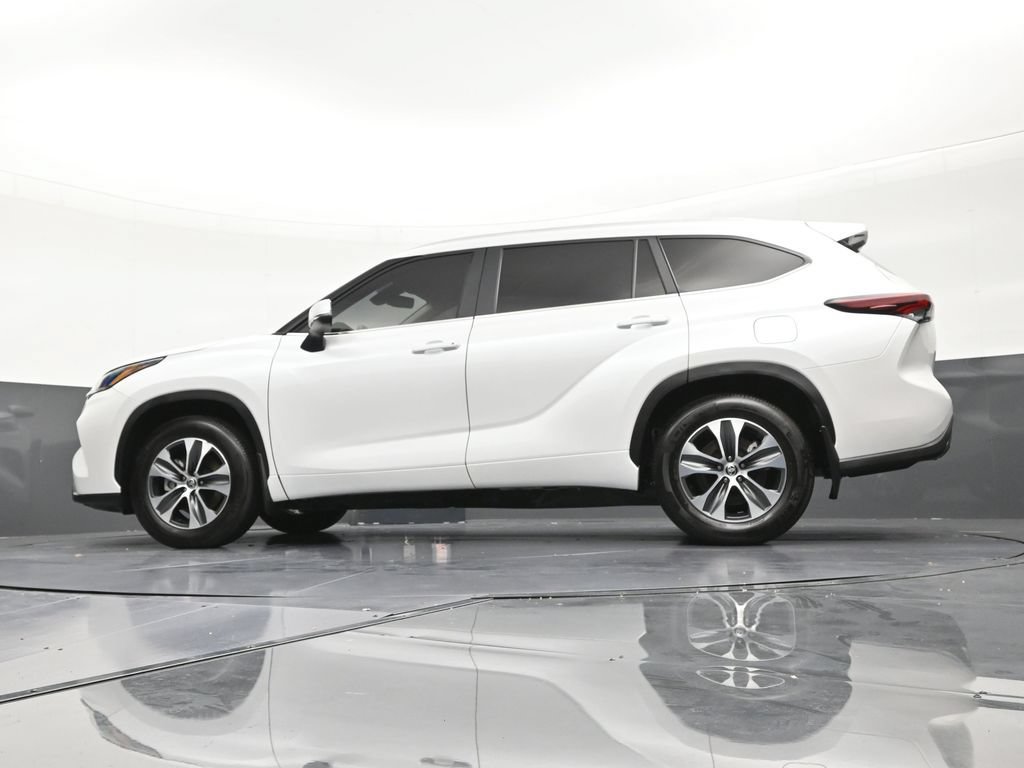 Used 2025 Toyota Highlander XLE FWD image 22