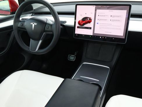 Used 2022 Tesla Model Y Performance image 10
