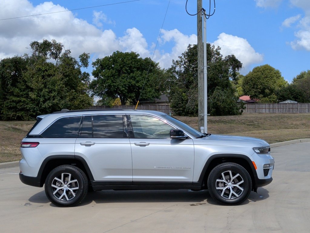 Used 2024 Jeep Grand Cherokee Limited RWD image 9