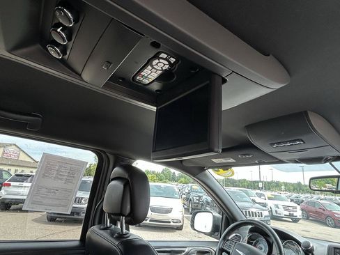 Used 2014 Chrysler Town & Country S FWD image 17