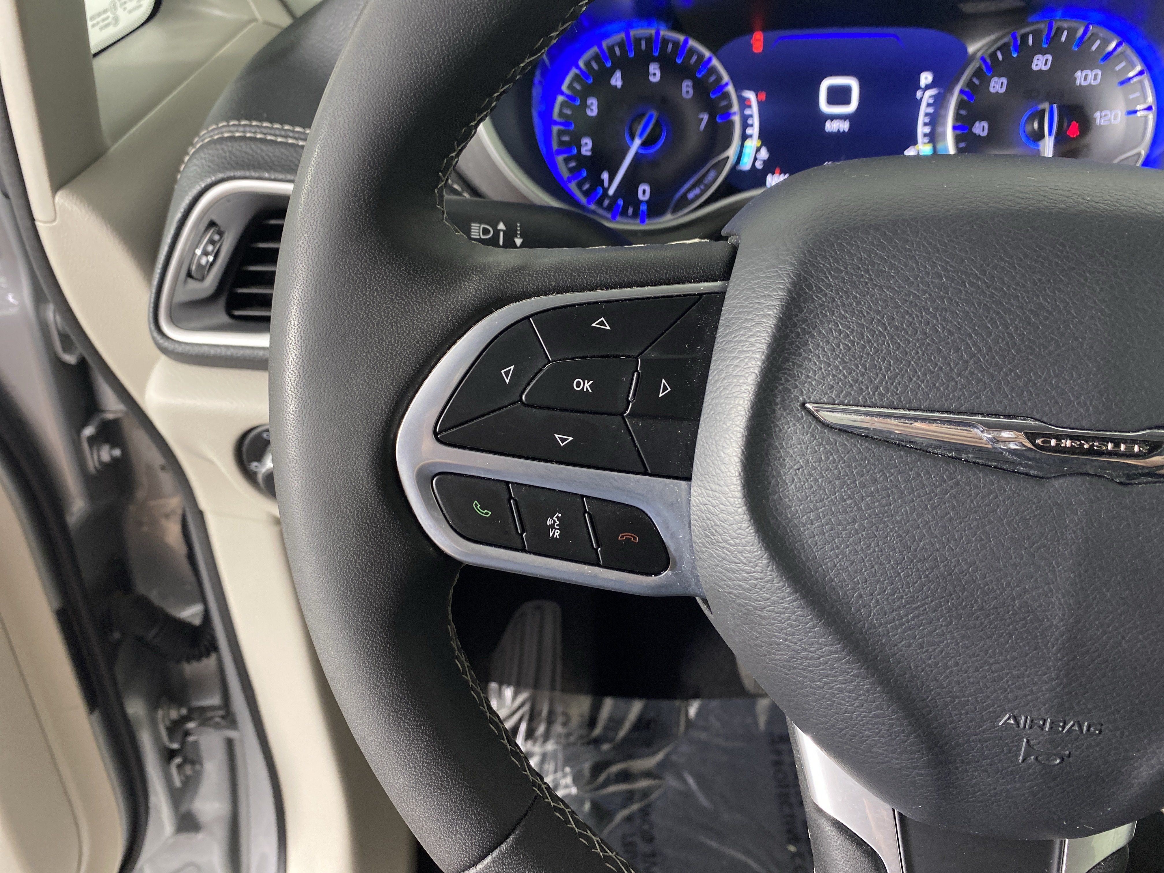 Used 2024 Chrysler Pacifica Touring-L AWD/4WD image 21