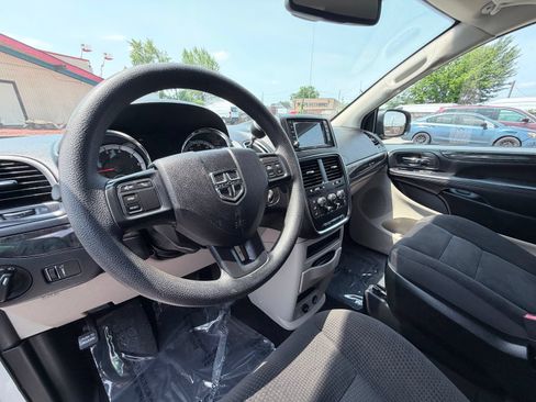 Used 2019 Dodge Grand Caravan SE w/ UConnect Hands-Free Group FWD image 15