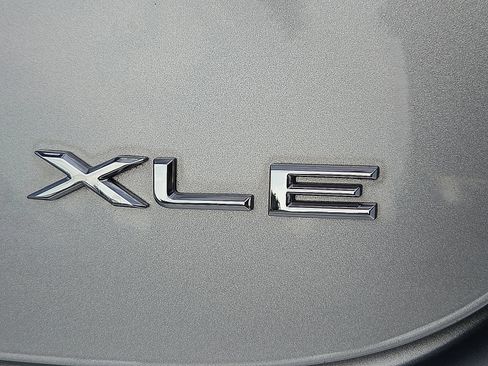 Used 2018 Toyota Avalon XLE Premium FWD image 9