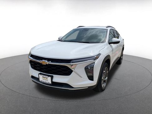 Used 2025 Chevrolet Trax LT w/ LT Convenience Package image 4